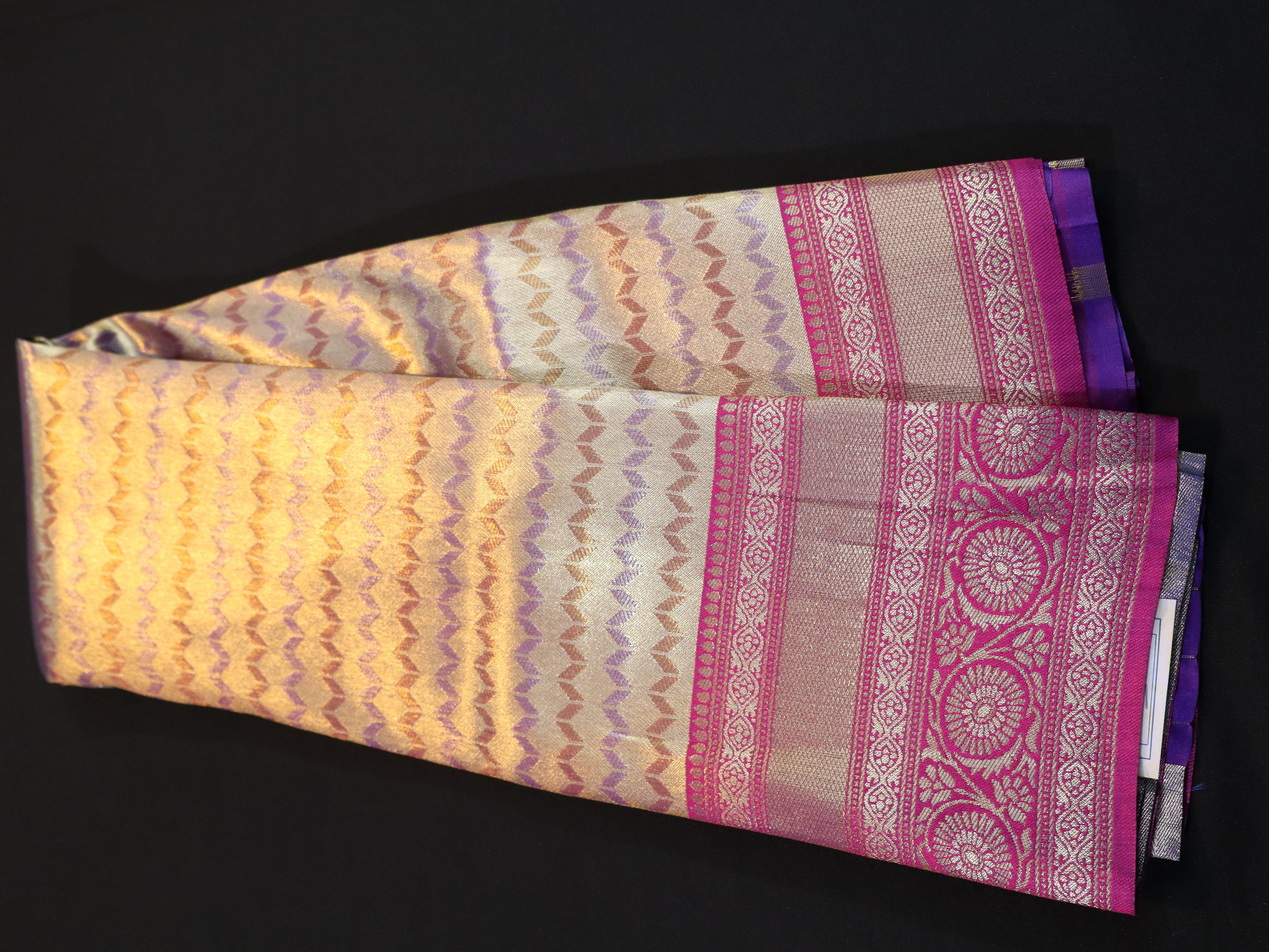 TISSUE TRADITIONAL BORDER WITH STRIPS-RED